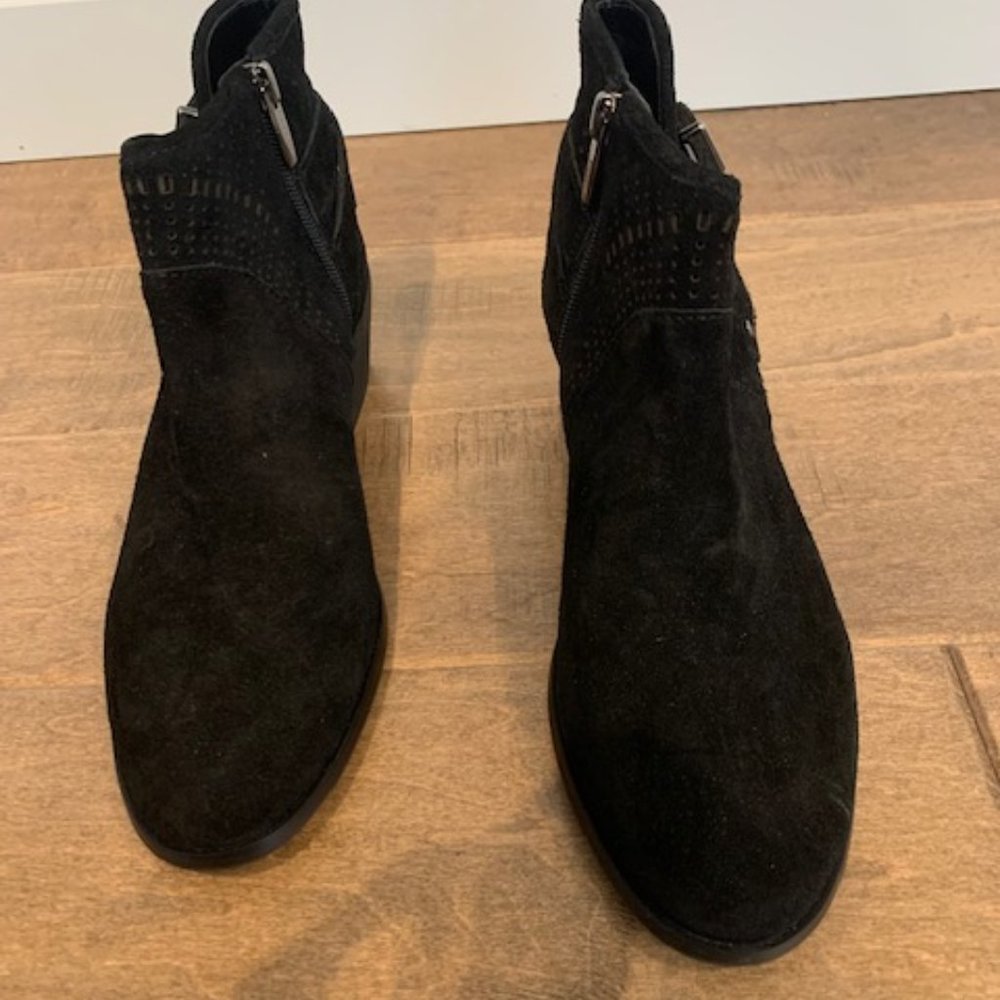 NWOT Vince Camuto Perforated Suede Ankle Booties-Pralata Size 8